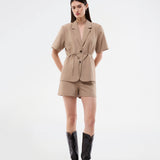 Short-sleeve blazer with a waist tie for a flattering fit. The AlayaMD SS Blazer features a classic notched collar, button closure, and pockets. A modern and elegant choice that combines timeless design with a feminine silhouette.