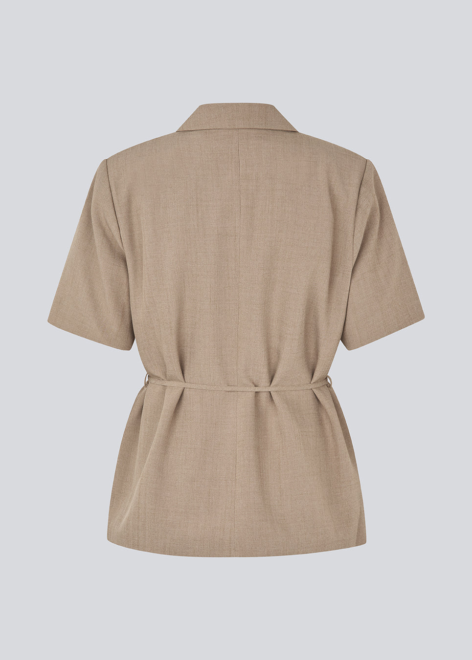 Short-sleeve blazer with a waist tie for a flattering fit. The AlayaMD SS Blazer features a classic notched collar, button closure, and pockets. A modern and elegant choice that combines timeless design with a feminine silhouette.