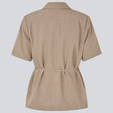 Short-sleeve blazer with a waist tie for a flattering fit. The AlayaMD SS Blazer features a classic notched collar, button closure, and pockets. A modern and elegant choice that combines timeless design with a feminine silhouette.