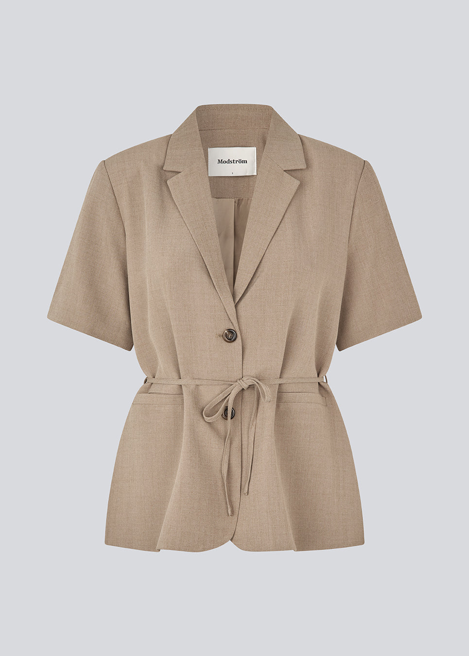 Short-sleeve blazer with a waist tie for a flattering fit. The AlayaMD SS Blazer features a classic notched collar, button closure, and pockets. A modern and elegant choice that combines timeless design with a feminine silhouette.