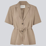 Short-sleeve blazer with a waist tie for a flattering fit. The AlayaMD SS Blazer features a classic notched collar, button closure, and pockets. A modern and elegant choice that combines timeless design with a feminine silhouette.