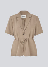 Short-sleeve blazer with a waist tie for a flattering fit. The AlayaMD SS Blazer features a classic notched collar, button closure, and pockets. A modern and elegant choice that combines timeless design with a feminine silhouette.