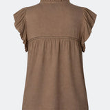 Feminine top with ruched ruffle sleeves and delicate crochet details. The AlinMD Top features a V-neckline with a small ruffle collar and a light, relaxed fit. An airy and summery style, perfect for both everyday wear and more dressed-up looks.