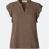 Feminine top with ruched ruffle sleeves and delicate crochet details. The AlinMD Top features a V-neckline with a small ruffle collar and a light, relaxed fit. An airy and summery style, perfect for both everyday wear and more dressed-up looks.