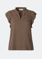Feminine top with ruched ruffle sleeves and delicate crochet details. The AlinMD Top features a V-neckline with a small ruffle collar and a light, relaxed fit. An airy and summery style, perfect for both everyday wear and more dressed-up looks.