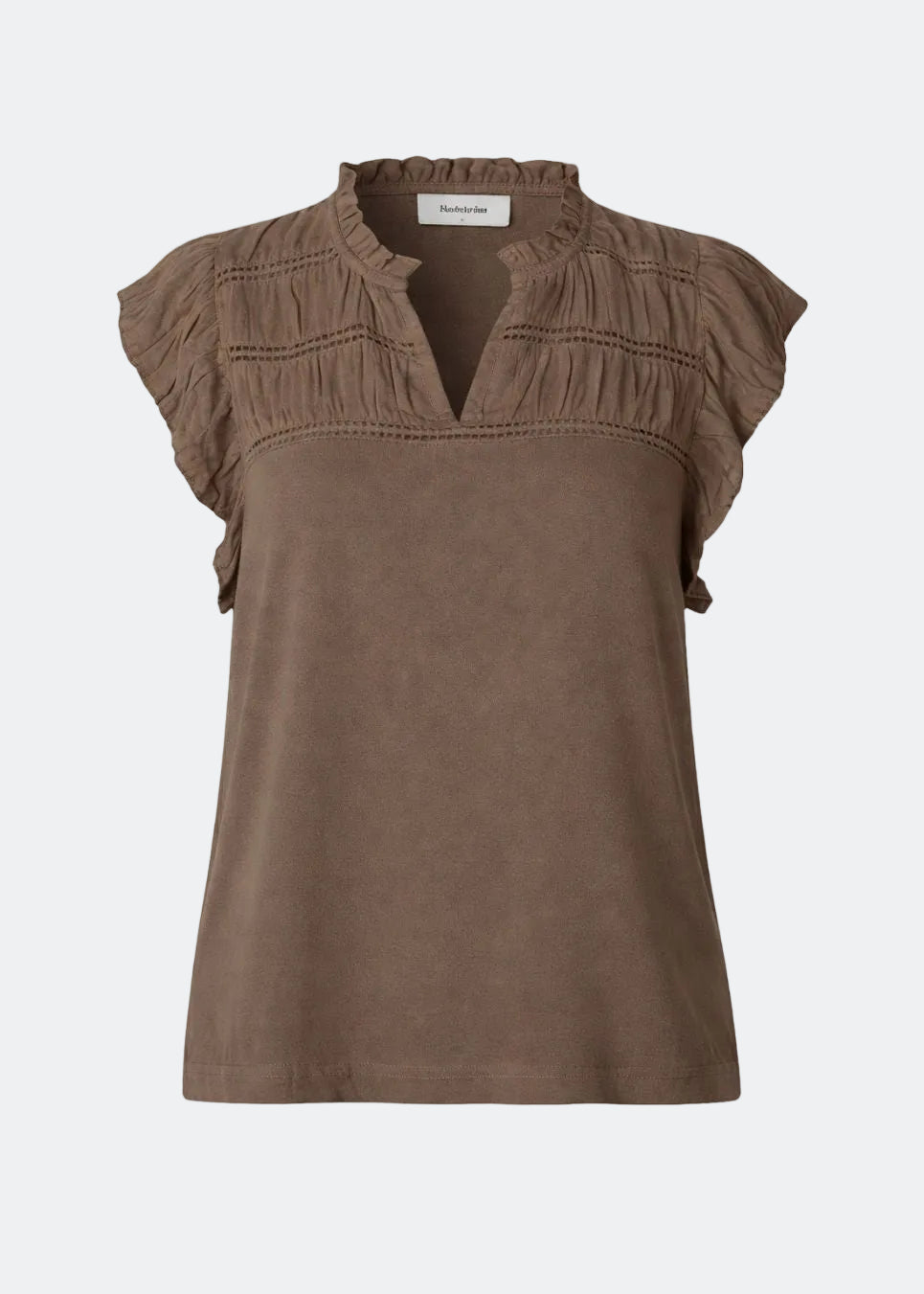 Feminine top with ruched ruffle sleeves and delicate crochet details. The AlinMD Top features a V-neckline with a small ruffle collar and a light, relaxed fit. An airy and summery style, perfect for both everyday wear and more dressed-up looks.
