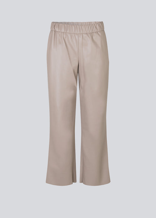 Ankle-length pants in beige with a casual fit in PU leather. AlmaMD pants have a covered elastication at the waist and a lightly flared leg.