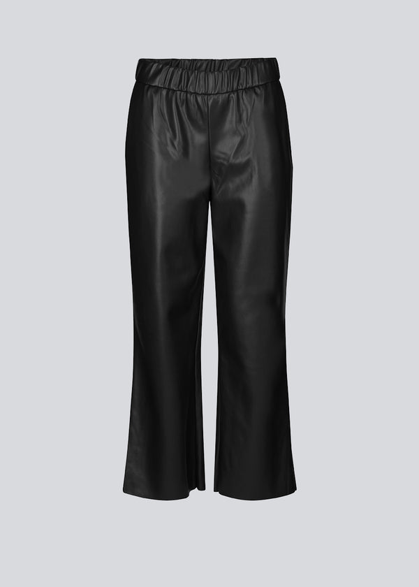 Ankle-length pants in black with a casual fit in PU leather. AlmaMD pants have a covered elastication at the waist and a lightly flared leg.