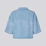 Light short-sleeve shirt in cotton denim. The AlvarMD Shirt is short and relaxed with a collar, V-neckline, and button closure. A casual and modern shirt, perfect for both everyday wear and light summer looks.