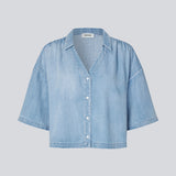 Light short-sleeve shirt in cotton denim. The AlvarMD Shirt is short and relaxed with a collar, V-neckline, and button closure. A casual and modern shirt, perfect for both everyday wear and light summer looks.