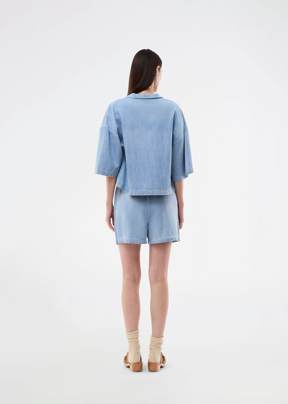 Light cotton denim shorts. The AlvarMD Shorts feature adjustable drawstrings at the waist and a relaxed, loose fit for all-day comfort. Classic details and lightweight fabric make them perfect for laid-back summer looks.