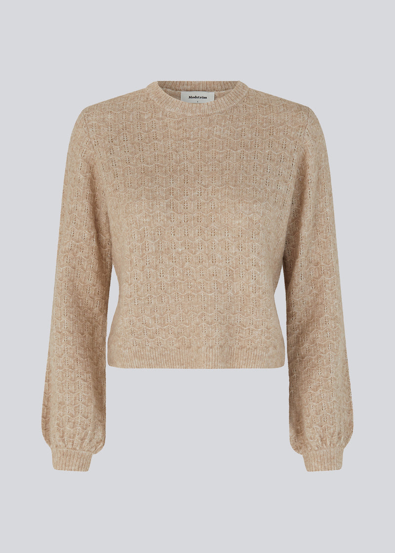 Knitted jumper in beige with long balloon sleeves and a round neck. AlvesMD o-neck has a dainty drop needle pattern containing wool. Ribbed trimmings.