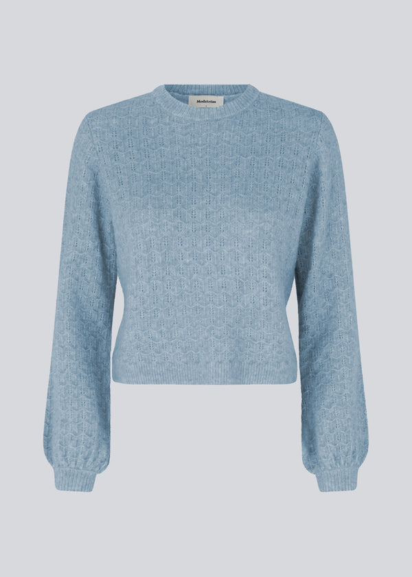 Knitted jumper in light blue with long balloon sleeves and a round neck. AlvesMD o-neck has a dainty drop needle pattern containing wool. Ribbed trimmings.