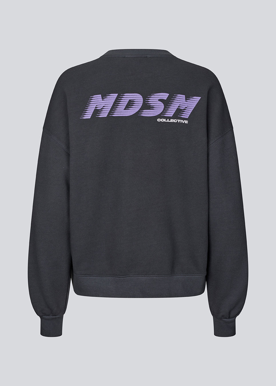 Cool sweatshirt with a back logo. The AnetteMD Sweat features a subtle chest logo and is made from soft 100% organic cotton with classic ribbed edges. A comfortable and stylish sweatshirt for modern, casual everyday looks.
