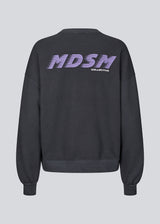 Cool sweatshirt with a back logo. The AnetteMD Sweat features a subtle chest logo and is made from soft 100% organic cotton with classic ribbed edges. A comfortable and stylish sweatshirt for modern, casual everyday looks.