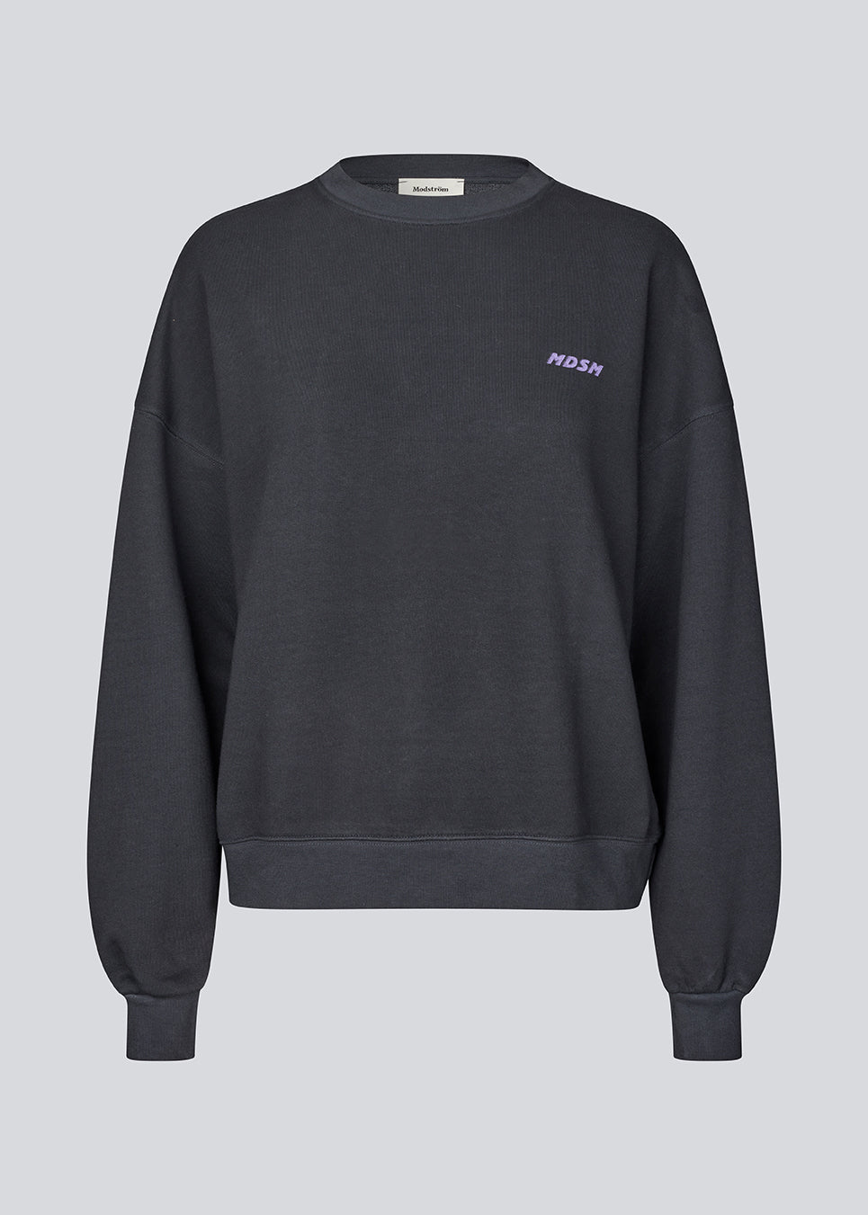 Cool sweatshirt with a back logo. The AnetteMD Sweat features a subtle chest logo and is made from soft 100% organic cotton with classic ribbed edges. A comfortable and stylish sweatshirt for modern, casual everyday looks.