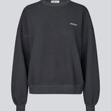 Cool sweatshirt with a back logo. The AnetteMD Sweat features a subtle chest logo and is made from soft 100% organic cotton with classic ribbed edges. A comfortable and stylish sweatshirt for modern, casual everyday looks.