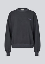 Cool sweatshirt with a back logo. The AnetteMD Sweat features a subtle chest logo and is made from soft 100% organic cotton with classic ribbed edges. A comfortable and stylish sweatshirt for modern, casual everyday looks.