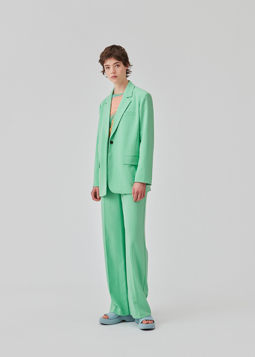 Oversized blazer in green with a drapey fit. AnkerMD blazer has collar and notch lapels with a single button closure. Flap welt front pockets. Slits on cuffs and single back vent. Lined.  The model is 177 cm and wears a size S/36. Style the blazer with matching pants: AnkerMD pants, or shorts: AnkerMD shorts, in the same color.