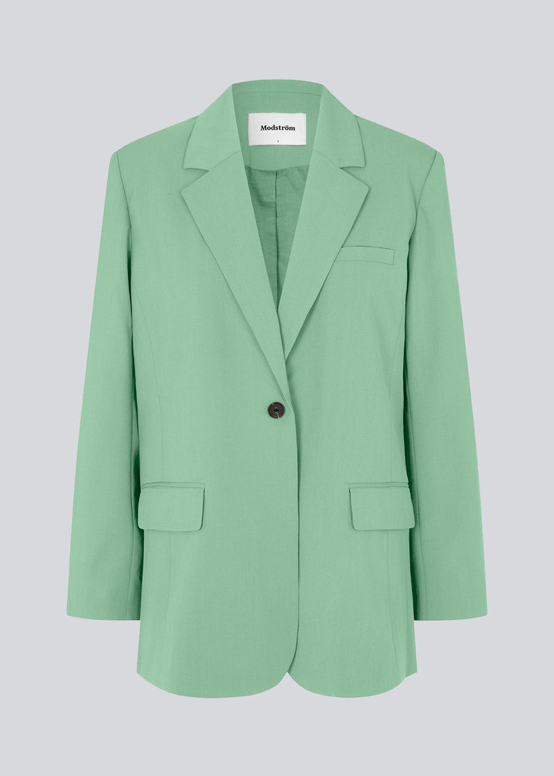 Oversized blazer in green with a drapey fit. AnkerMD blazer has collar and notch lapels with a single button closure. Flap welt front pockets. Slits on cuffs and single back vent. Lined.  The model is 177 cm and wears a size S/36. Style the blazer with matching pants: AnkerMD pants, or shorts: AnkerMD shorts, in the same color.