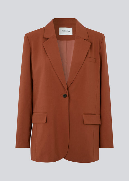 Oversized blazer in the color maple with a drapy fit. AnkerMD blazer has collar and notch lapels with a single button closure. Flap welt front pockets. Slits on cuffs and single back vent. Lined. 