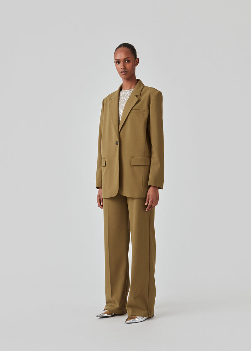Pants in the color breen with wide legs and a medium waist. AnkerMD pants have creases, button and zip fly, side pockets, and paspel back pockets.  The model is 177 cm and wears a size S/36. Style the pants with a matching blazer in the same color: AnkerMD blazer.