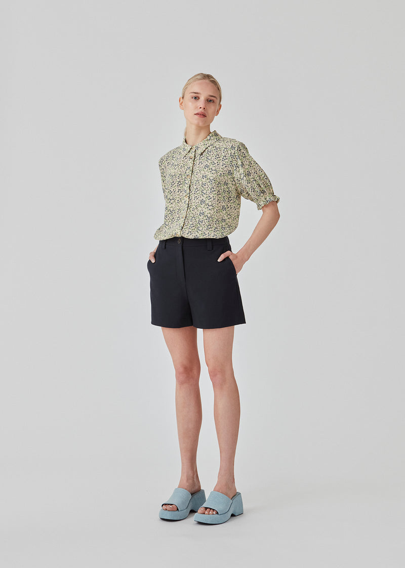 Navy blue wide-legged shorts and medium waist. AnkerMD shorts have creases down the front, zip fly and button, side pockets, and fake back pockets. The model is 177 cm and wears a size S/36. Style the pants with a matching blazer in the same color: AnkerMD blazer.