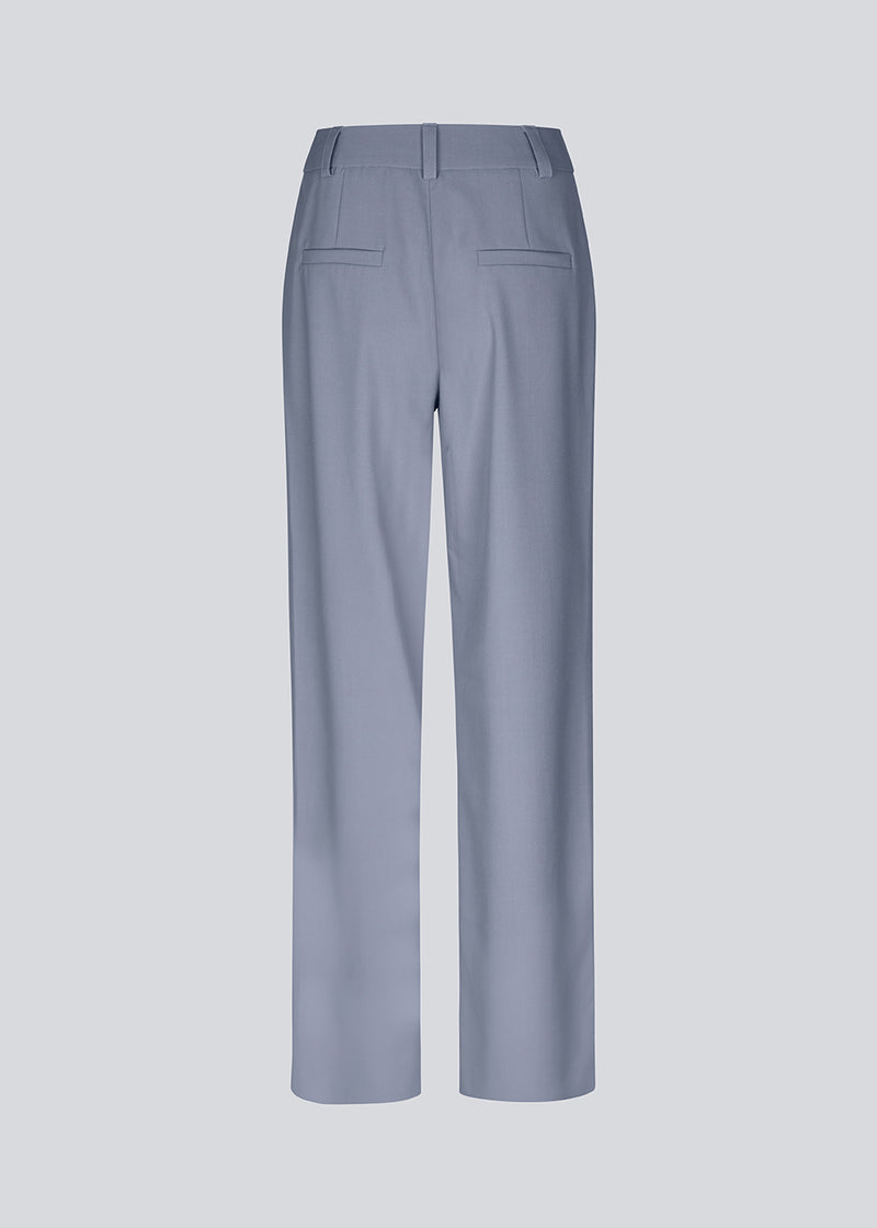 Pants in a relaxed fit. AnkerMD wide pants have a regular waist with pleats in front and wide, long legs. Decorative back pockets and side pockets.