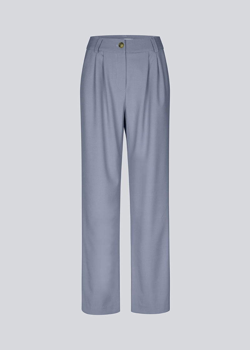 Pants in a relaxed fit. AnkerMD wide pants have a regular waist with pleats in front and wide, long legs. Decorative back pockets and side pockets.