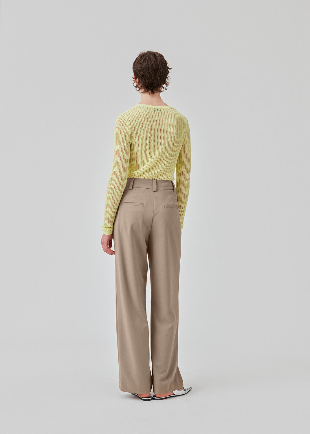 Pants in a relaxed fit in the popular color: Spring Stone. AnkerMD wide pants have a regular waist with pleats in front and wide, long legs. Decorative back pockets and side pockets.