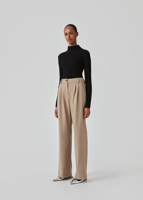 Pants in a relaxed fit in the popular color: Spring Stone. AnkerMD wide pants have a regular waist with pleats in front and wide, long legs. Decorative back pockets and side pockets.