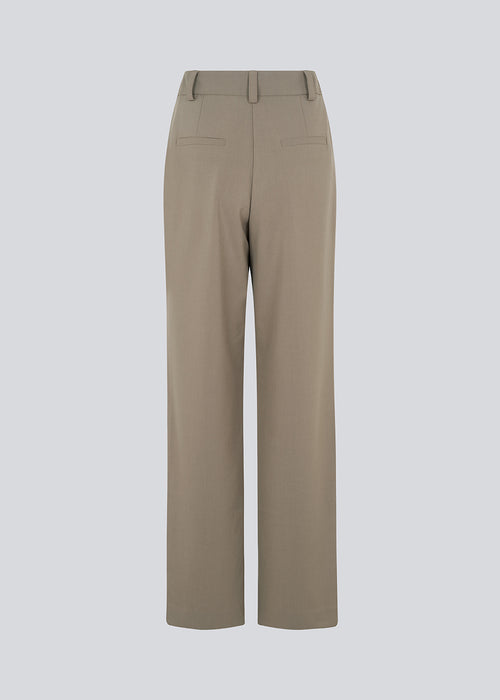 Pants in a relaxed fit in the popular color: Spring Stone. AnkerMD wide pants have a regular waist with pleats in front and wide, long legs. Decorative back pockets and side pockets.