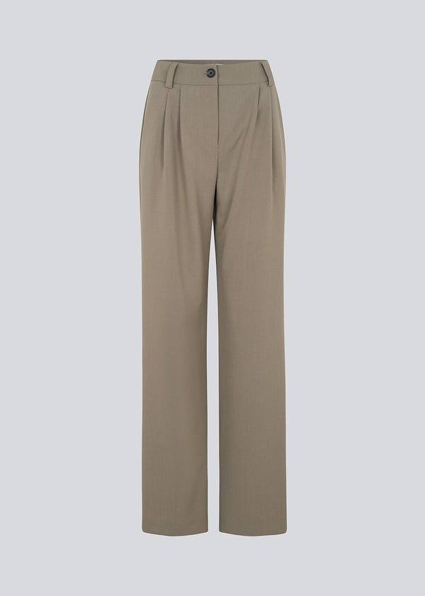 Pants in a relaxed fit in the popular color: Spring Stone. AnkerMD wide pants have a regular waist with pleats in front and wide, long legs. Decorative back pockets and side pockets.