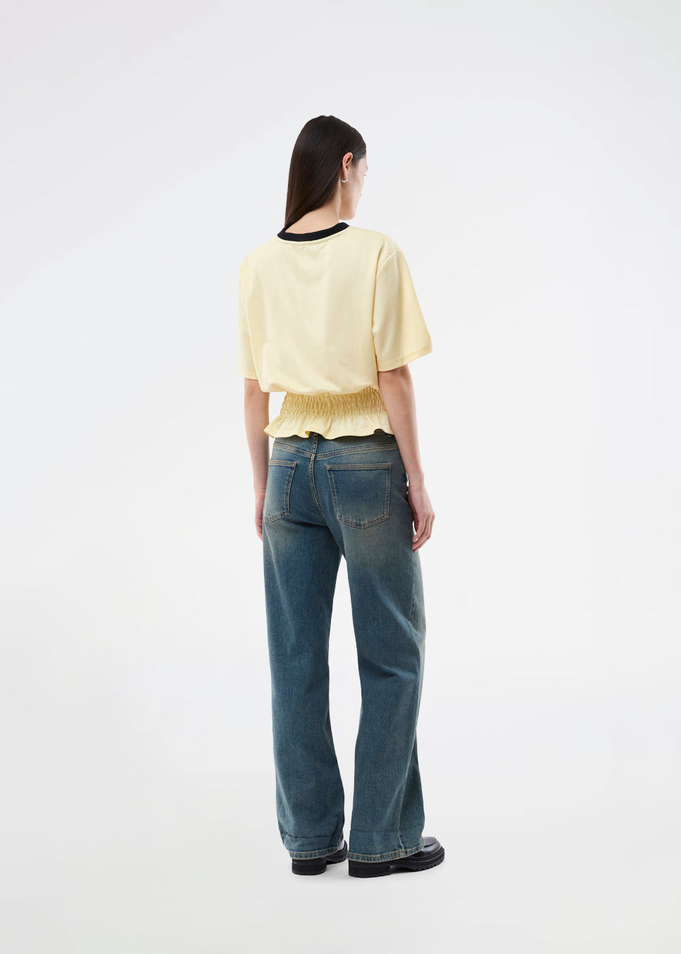 T-shirt with Brazil logo and scrunch detailing at the waist. The AnsgarMD T-Shirt features contrast trim on the round neckline, short sleeves, and a ruffled hem. A feminine and modern T-shirt, perfect for relaxed yet stylish everyday looks.
