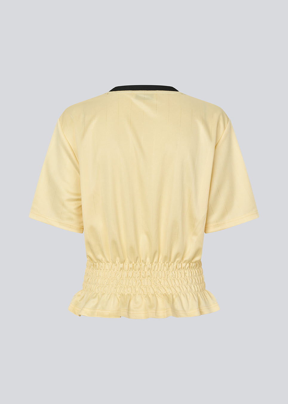 T-shirt with Brazil logo and scrunch detailing at the waist. The AnsgarMD T-Shirt features contrast trim on the round neckline, short sleeves, and a ruffled hem. A feminine and modern T-shirt, perfect for relaxed yet stylish everyday looks.
