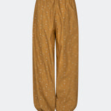 Printed balloon pants. The ApricotMD Print Pants are made from 100% organic cotton and feature pockets, as well as elastic bands at the waist and ankles. A modern and comfortable choice for both everyday wear and relaxed looks.
 