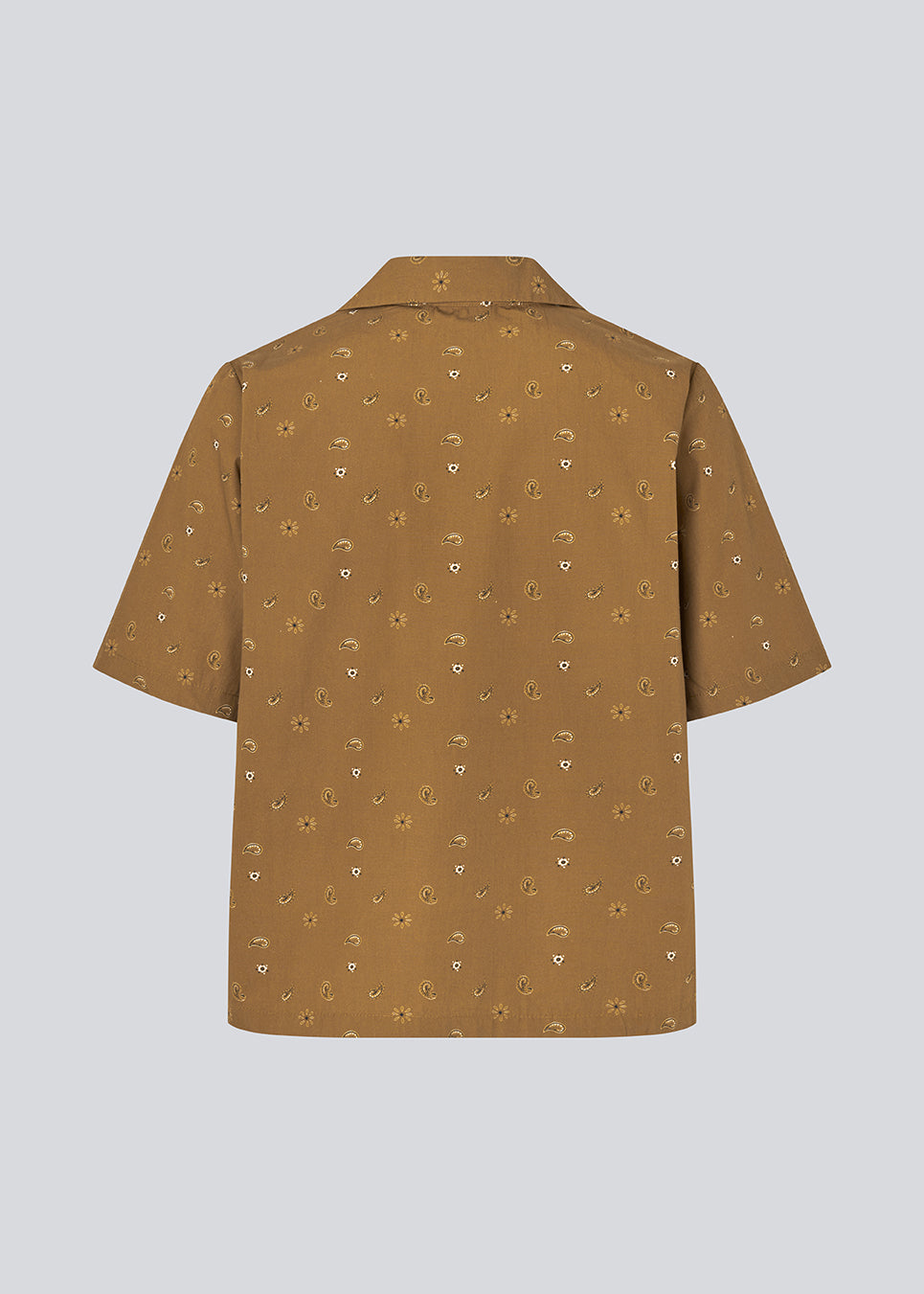 Short-sleeve shirt with a unique print. The ApricotMD Print Shirt features a collar and front tie closures and is made from 100% organic cotton. A light and modern shirt, perfect for summery and relaxed looks.
 
