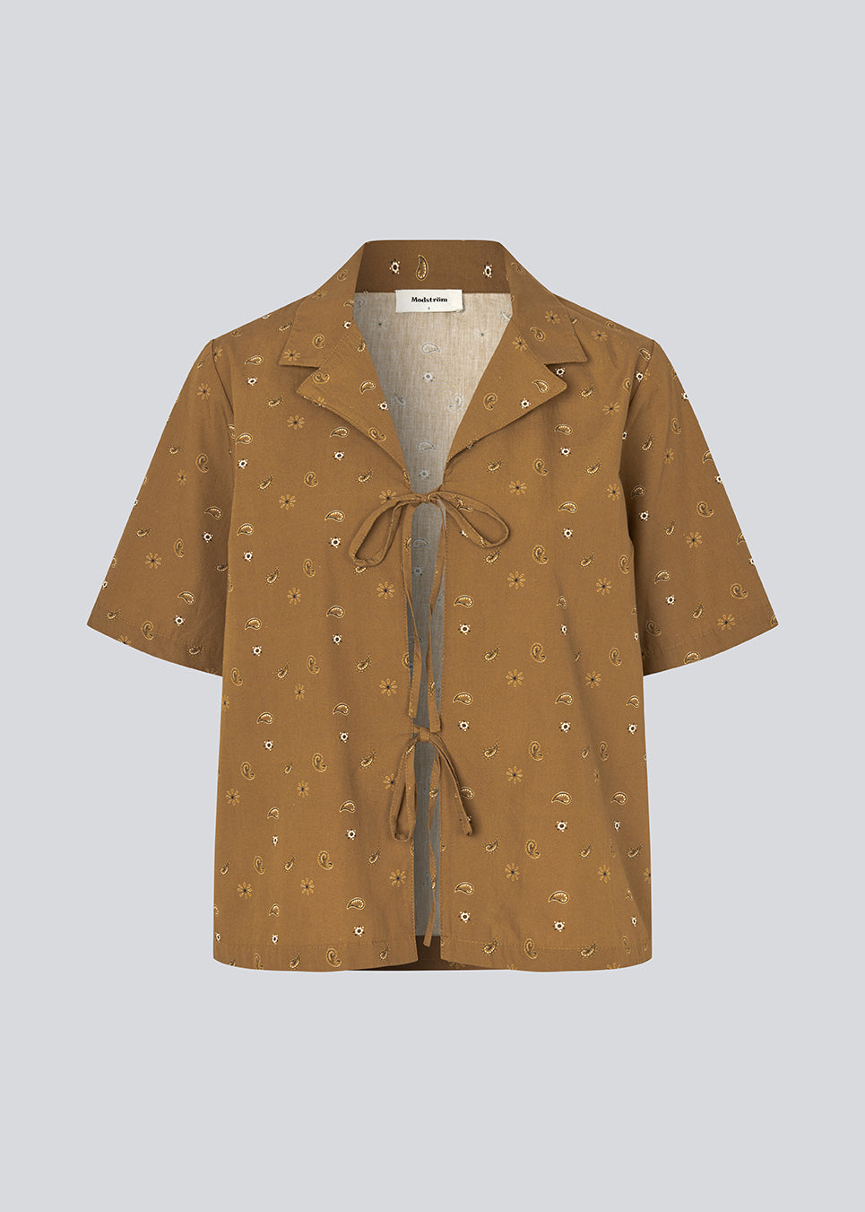 Short-sleeve shirt with a unique print. The ApricotMD Print Shirt features a collar and front tie closures and is made from 100% organic cotton. A light and modern shirt, perfect for summery and relaxed looks.
