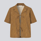 Short-sleeve shirt with a unique print. The ApricotMD Print Shirt features a collar and front tie closures and is made from 100% organic cotton. A light and modern shirt, perfect for summery and relaxed looks.
