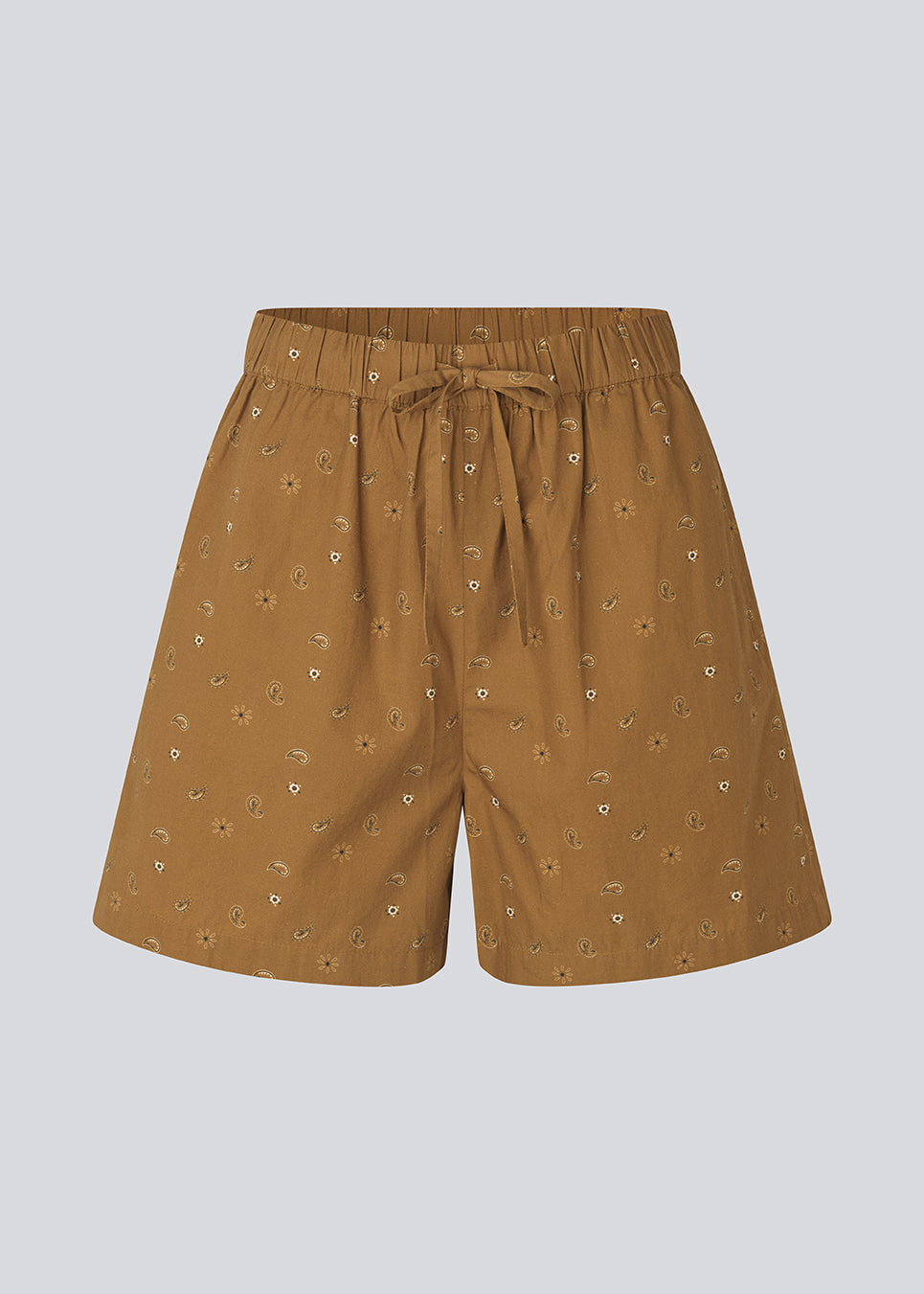 Comfortable printed shorts. The ApricotMD Print Shorts are made from 100% organic cotton and feature a loose, long fit with an adjustable waist. Perfect for relaxed summer looks with a feminine touch.