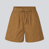 Comfortable printed shorts. The ApricotMD Print Shorts are made from 100% organic cotton and feature a loose, long fit with an adjustable waist. Perfect for relaxed summer looks with a feminine touch.