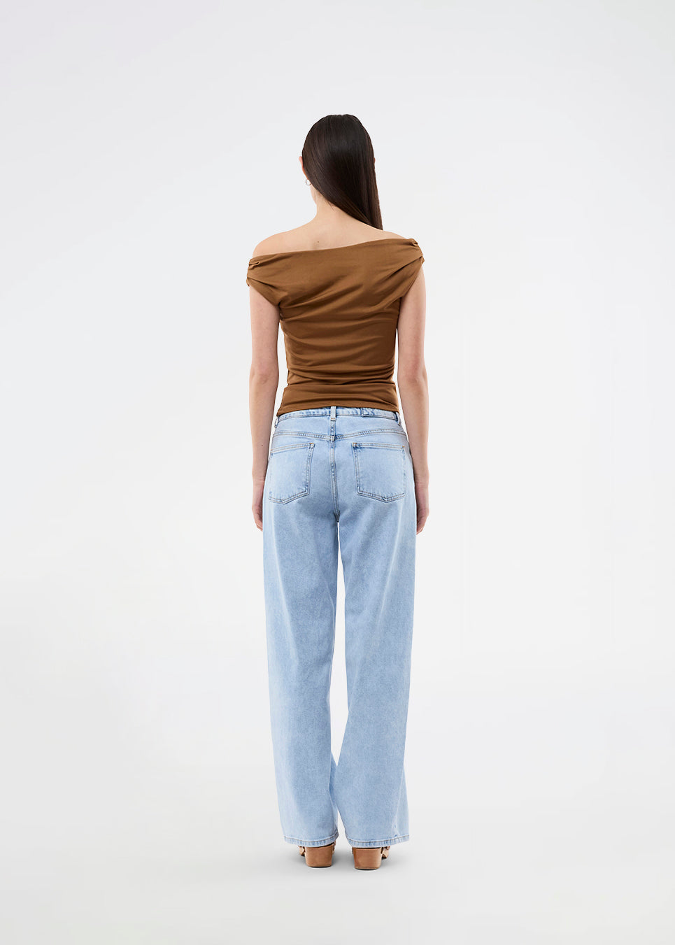 Cool jeans with seam detailing. The AprilMD Jeans feature classic details such as pockets, belt loops, and a button-and-zip fly closure. A modern and stylish choice for everyday looks.