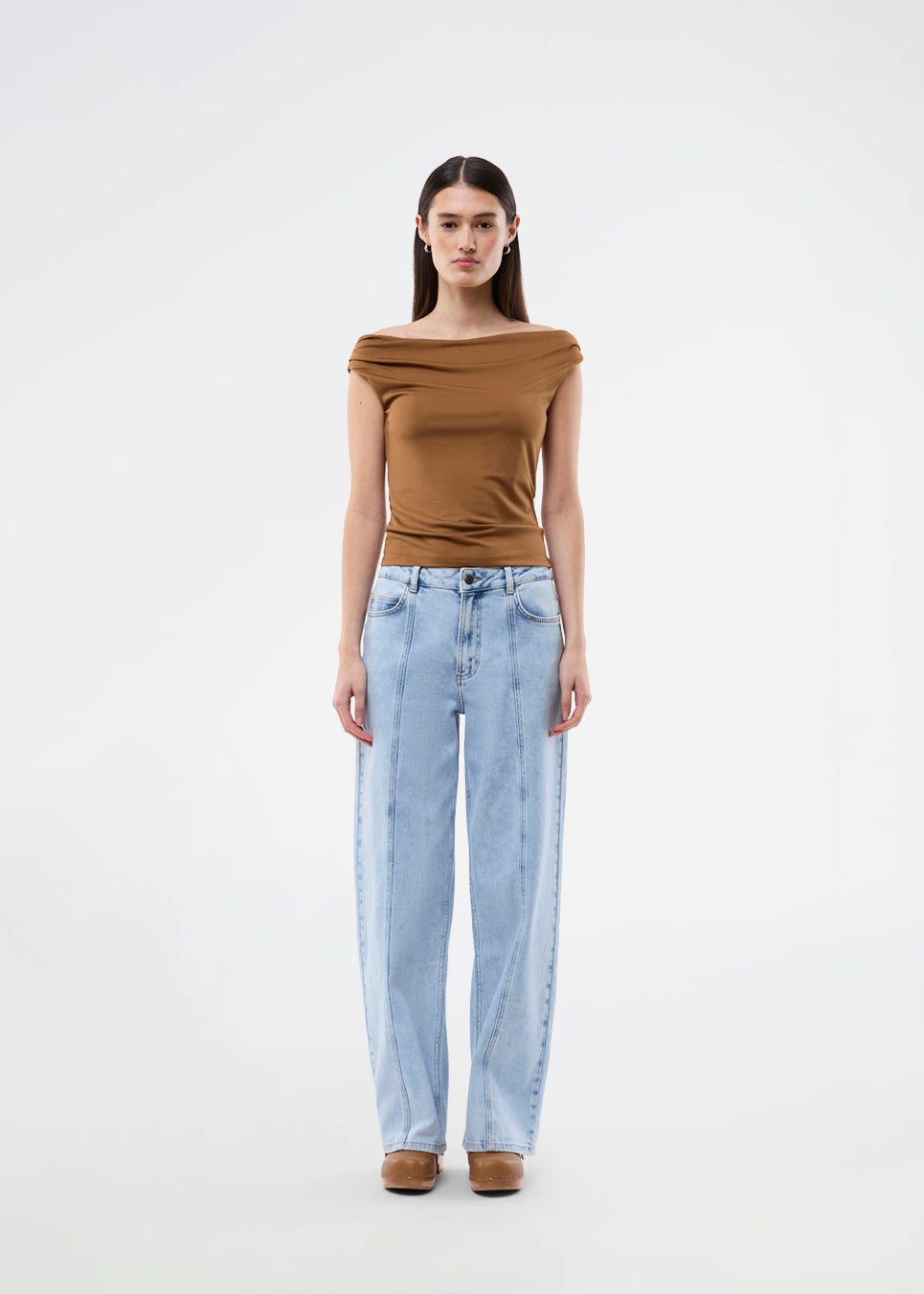 Cool jeans with seam detailing. The AprilMD Jeans feature classic details such as pockets, belt loops, and a button-and-zip fly closure. A modern and stylish choice for everyday looks.