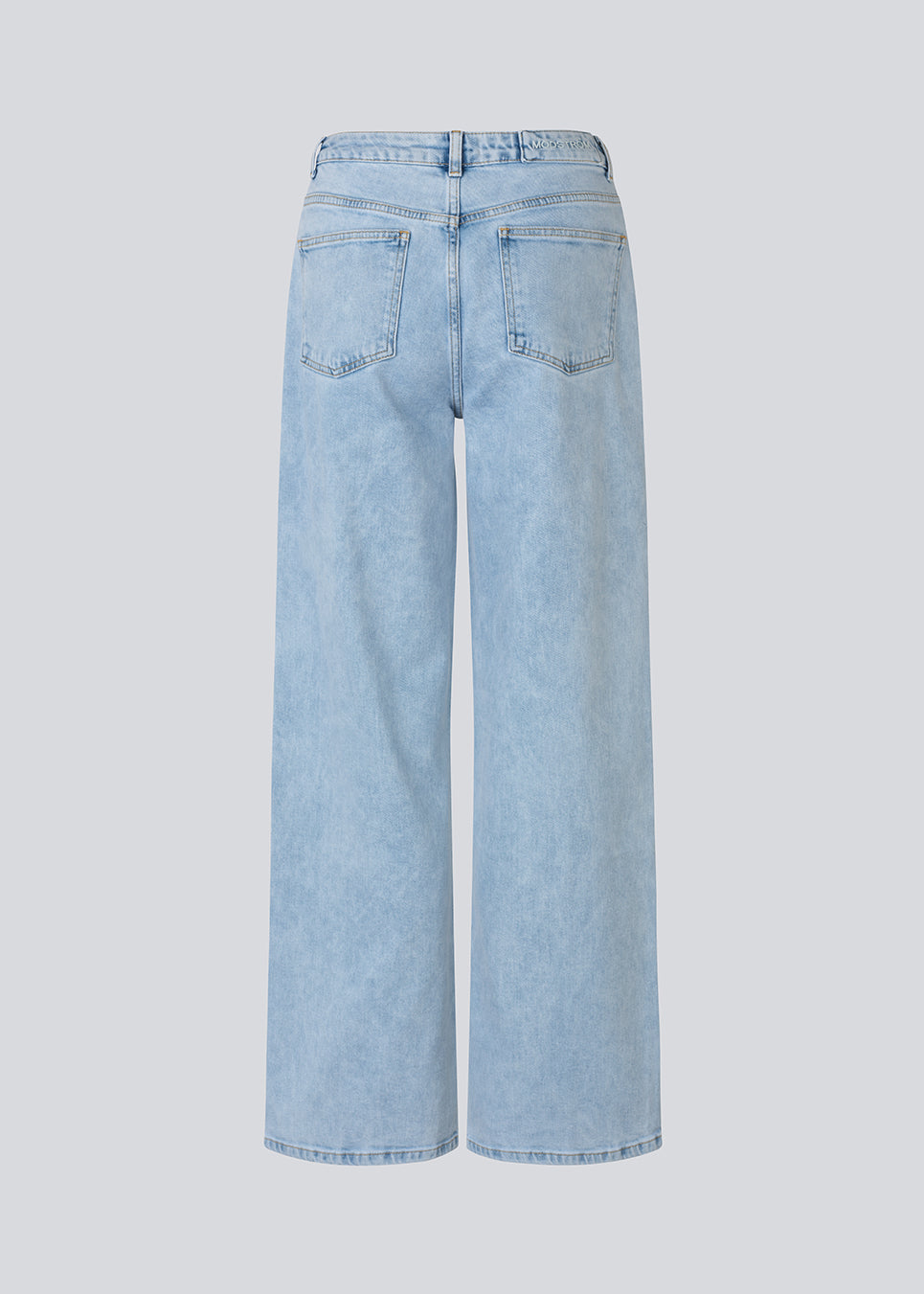 Cool jeans with seam detailing. The AprilMD Jeans feature classic details such as pockets, belt loops, and a button-and-zip fly closure. A modern and stylish choice for everyday looks.