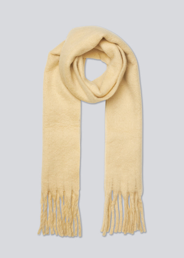 Oversized and snug scarf with brushed finish with fringes along the shorter sides.