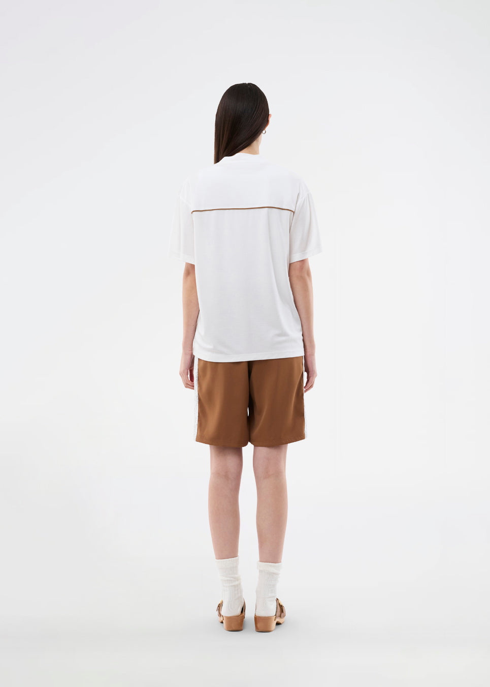 Sporty T-shirt with a chest logo. The AroobMD T-Shirt is made from lightweight fabric and features sporty details such as seam stripes and a V-neck with ribbed trim. A modern and relaxed T-shirt, perfect for sporty everyday looks.
