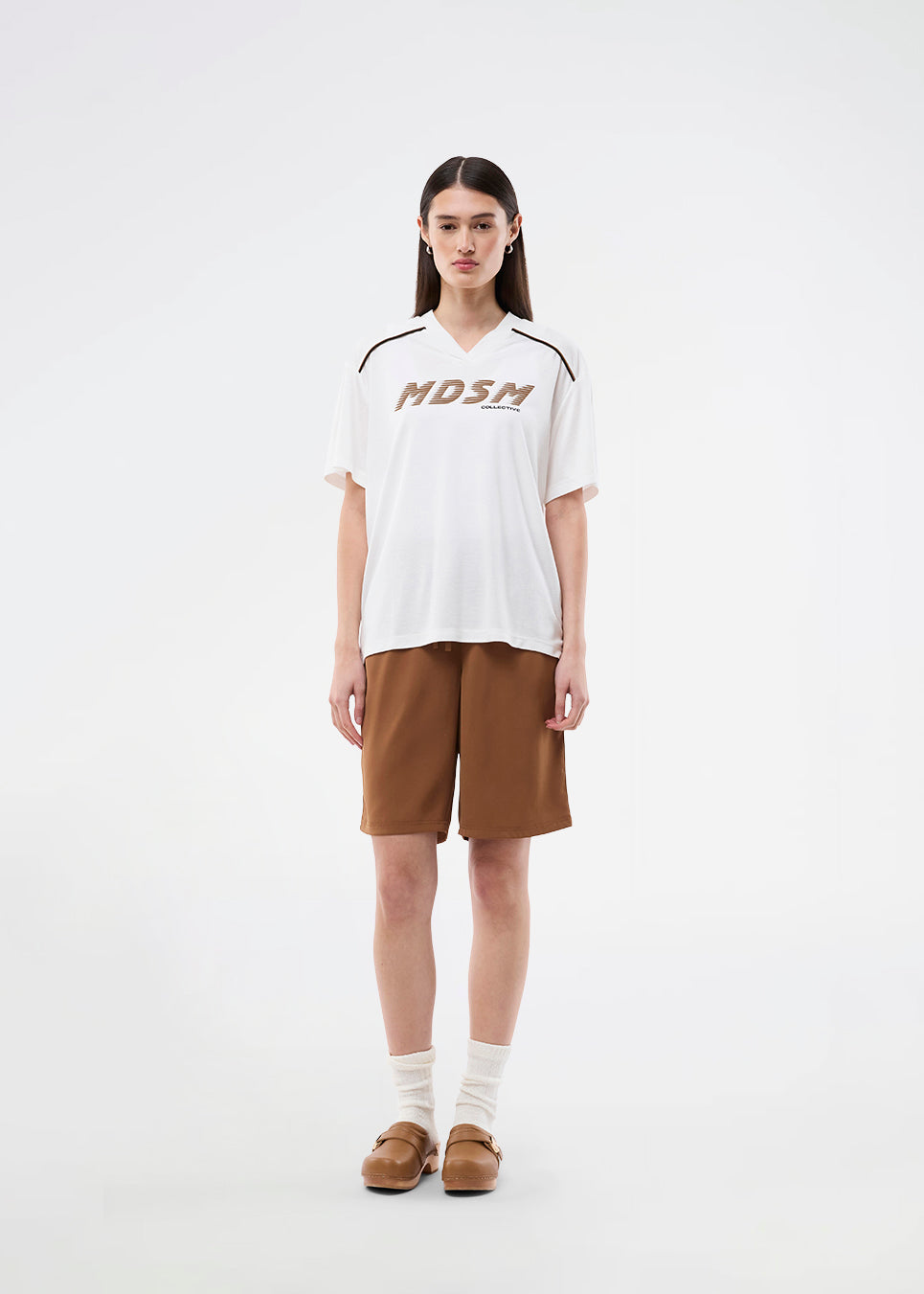 Sporty T-shirt with a chest logo. The AroobMD T-Shirt is made from lightweight fabric and features sporty details such as seam stripes and a V-neck with ribbed trim. A modern and relaxed T-shirt, perfect for sporty everyday looks.