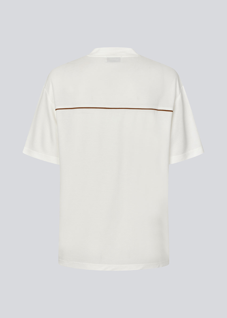 Sporty T-shirt with a chest logo. The AroobMD T-Shirt is made from lightweight fabric and features sporty details such as seam stripes and a V-neck with ribbed trim. A modern and relaxed T-shirt, perfect for sporty everyday looks.