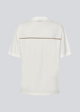Sporty T-shirt with a chest logo. The AroobMD T-Shirt is made from lightweight fabric and features sporty details such as seam stripes and a V-neck with ribbed trim. A modern and relaxed T-shirt, perfect for sporty everyday looks.