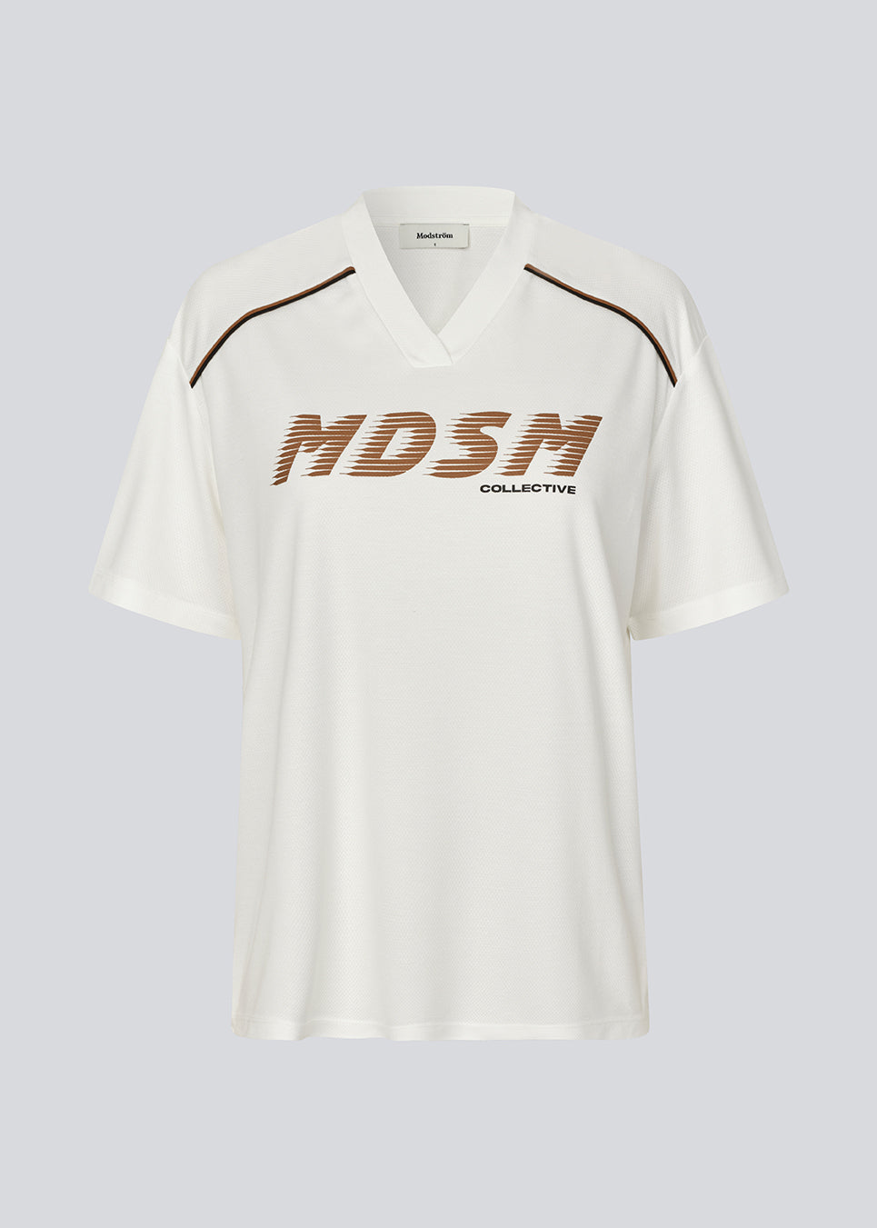 Sporty T-shirt with a chest logo. The AroobMD T-Shirt is made from lightweight fabric and features sporty details such as seam stripes and a V-neck with ribbed trim. A modern and relaxed T-shirt, perfect for sporty everyday looks.